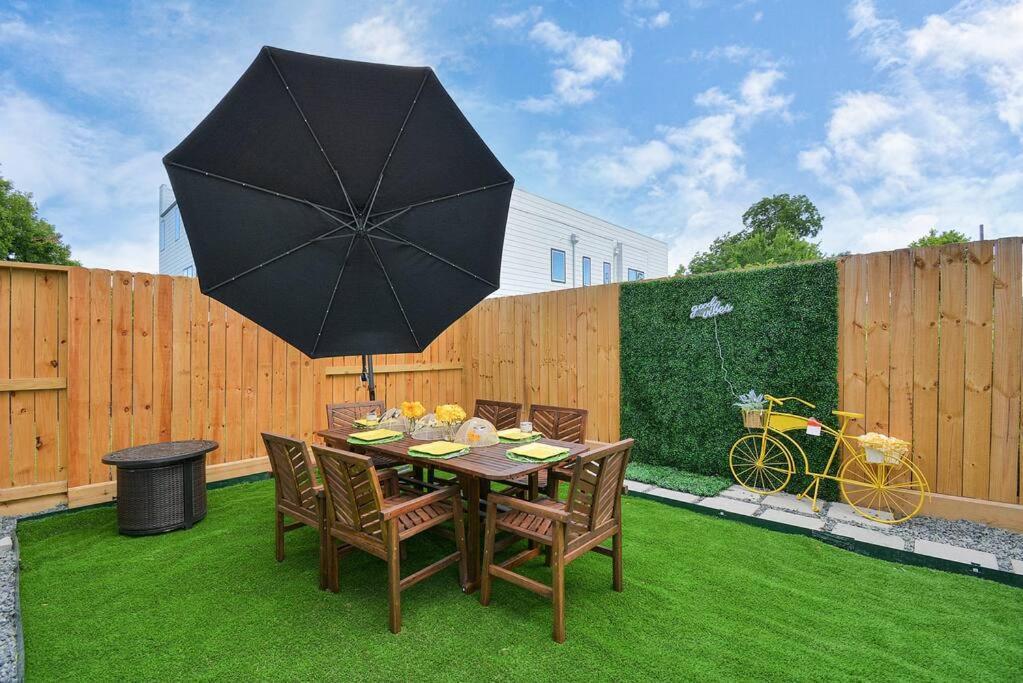 Blissful Getaway Home With Hot Tub & Backyard Near Downtown Houston Buitenkant foto