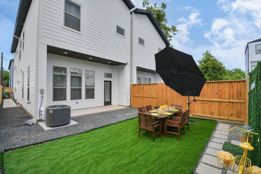 Blissful Getaway Home With Hot Tub & Backyard Near Downtown Houston Buitenkant foto